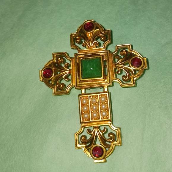Avon Jewelry - Elizabeth Taylor for Avon brooch